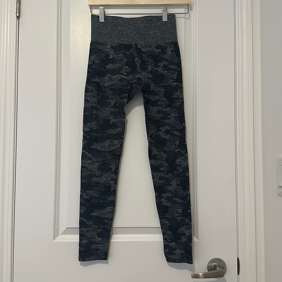 NWOT - Camo Black High-Waist Booty Scrunch Workout Leggings (Small) - Picture 1 of 4